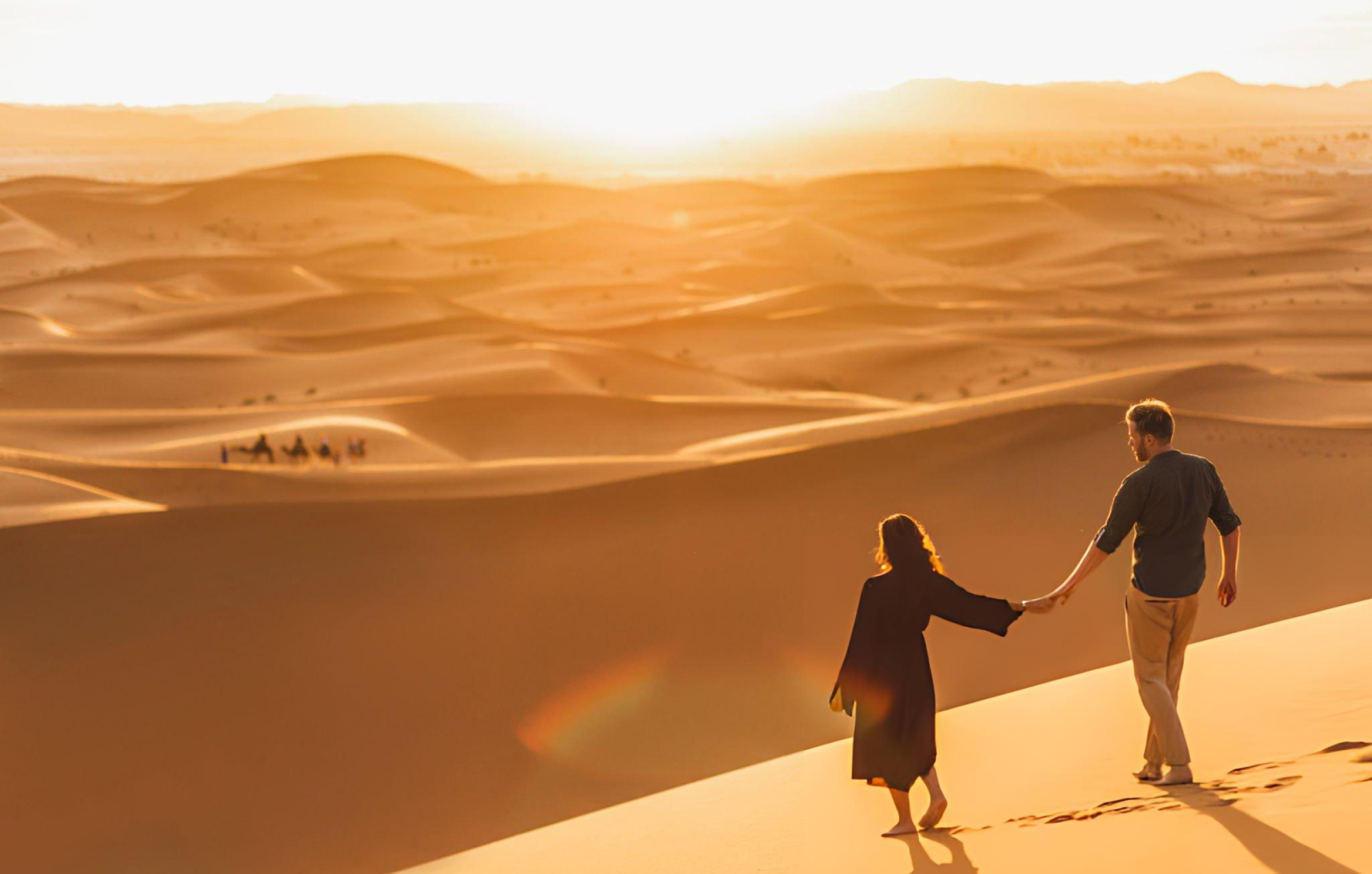 Dunas de arena del Erg Chebbi al amanecer en Merzouga, Marruecos