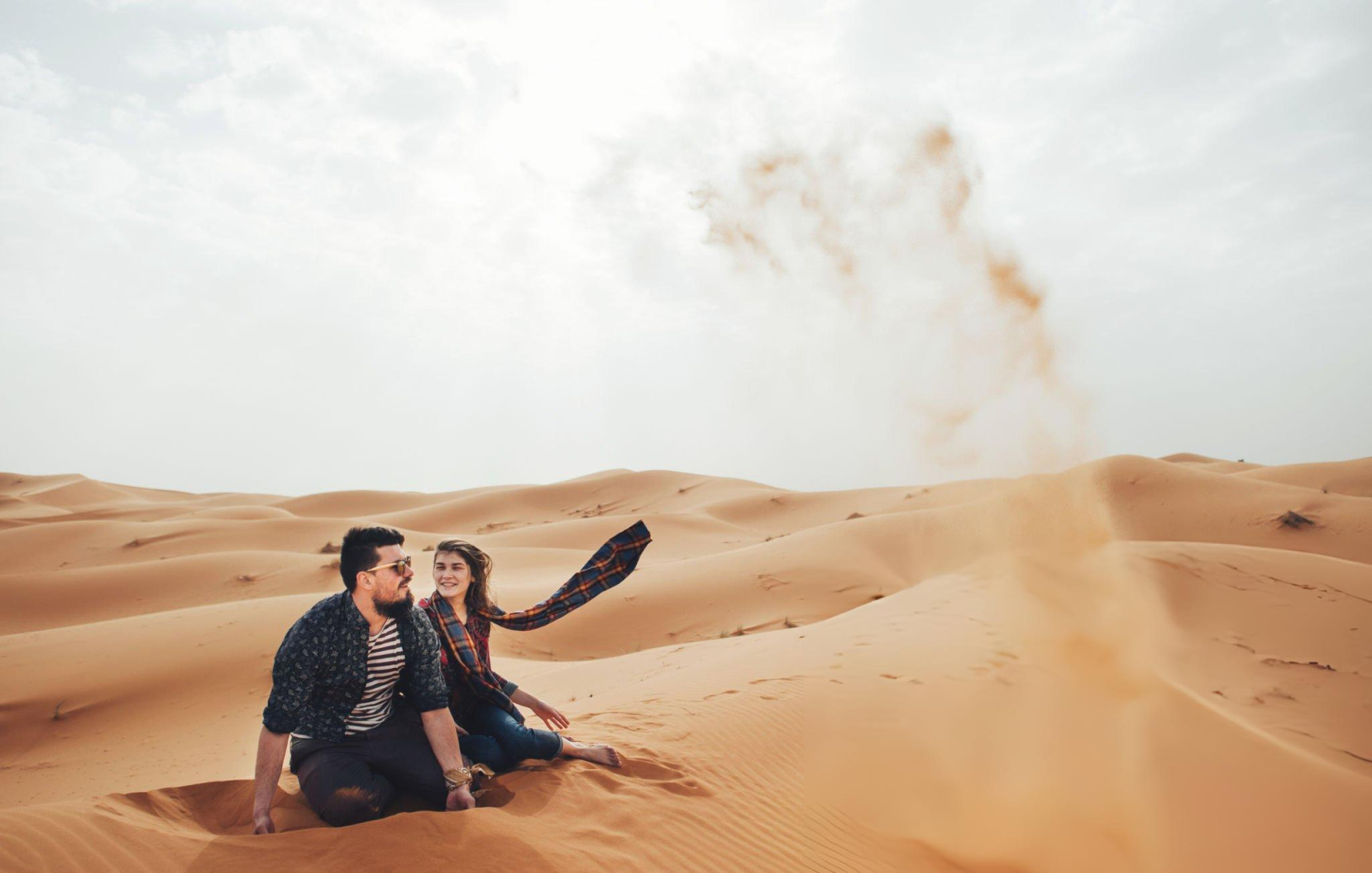 Desierto del Sahara en Marruecos con dunas doradas al atardecer